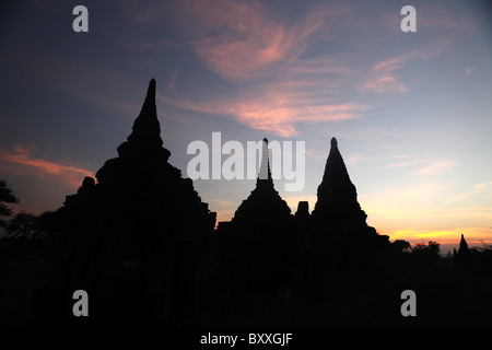 Silhouettes de temples bouddhistes ou pagodes au coucher du soleil à Bagan, Myanmar ou Birmanie. Banque D'Images