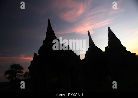 Silhouettes de temples bouddhistes ou pagodes au coucher du soleil à Bagan, Myanmar ou Birmanie. Banque D'Images