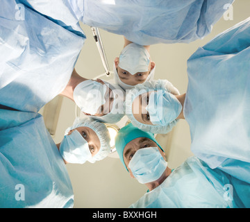 Avis de médecins par patient après l'opération sur fond de plafond et la lampe Banque D'Images