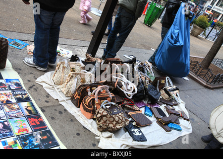 Faux faux sacs à main designer en vente sur le trottoir à New York City, 2010 Banque D'Images