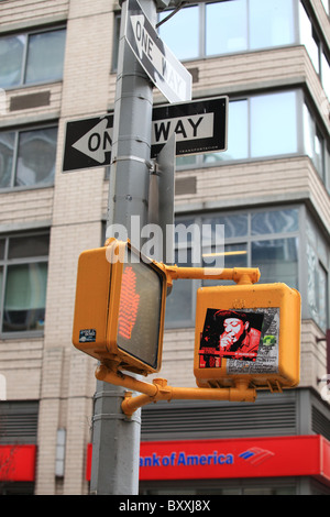 Panneau d'arrêt pour piétons avec des affiches publicitaires à l'arrière de la ville de New York, 2010 Banque D'Images