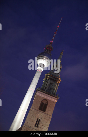 Telecafè ou plat tour de télévision à côté du clocher de l'Église historique de St Marys ou at nigh Marienkirche à Berlin, Allemagne. Banque D'Images