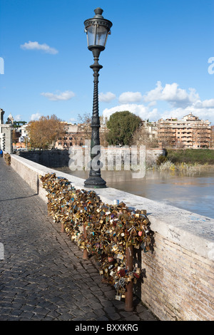 Premier amour se verrouille sur le pont Milvio enchaînés au mur Rome Italie young teen lovers film romantique de style italien street Banque D'Images