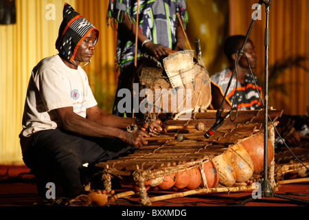 Musiciens et danseurs de tous à la 12ème Salon International de l'artisanat de Ouagadougou (SIAO) au Burkina Faso. Banque D'Images