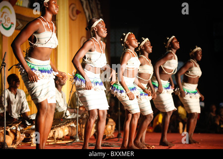 Deux fois par an de la 12ème Salon International de l'artisanat de Ouagadougou (SIAO) au Burkina Faso s'est félicité de danseurs et musiciens. Banque D'Images