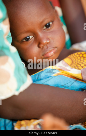Une femme peule tient son enfant à son domicile à Djibo dans le nord du Burkina Faso, Afrique de l'Ouest. Banque D'Images