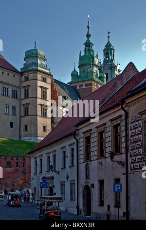 Vue sur la colline de Wawel à partir de la rue Kanonicza, Cracovie, Pologne Banque D'Images