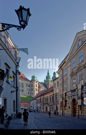 Vue sur la colline de Wawel à partir de la rue Kanonicza, Cracovie, Pologne Banque D'Images