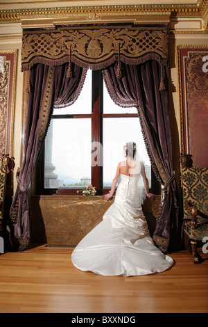 Belle bride standing à grande fenêtre élégant Banque D'Images