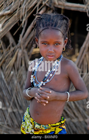 L'enfant peul dans le village rural de Jolooga dans le nord du Burkina Faso. Banque D'Images