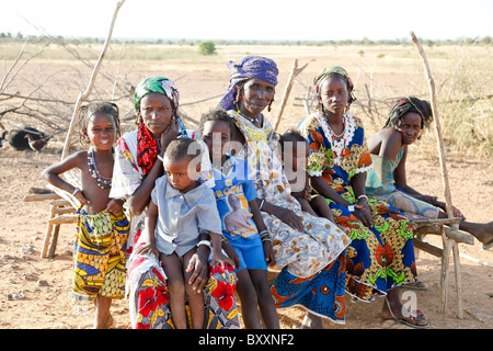 Les femmes et les enfants n le village Peul rural d'Jolooga dans le nord du Burkina Faso. Banque D'Images