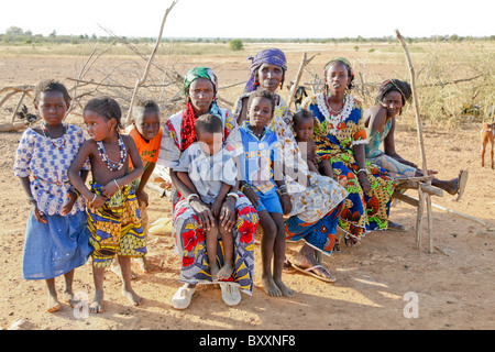 Les femmes et les enfants n le village Peul rural d'Jolooga dans le nord du Burkina Faso. Banque D'Images