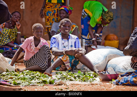 Dans la ville de Djibo, au nord du Burkina Faso, les femmes vendent les verts sur le marché. Banque D'Images