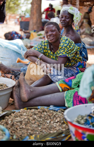 Dans la ville de Djibo, au nord du Burkina Faso, les femmes vendent les verts sur le marché. Banque D'Images