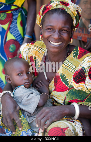 Dans la ville de Djibo, au nord du Burkina Faso, les femmes vendent les verts sur le marché. Banque D'Images