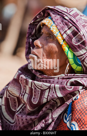 Dans la ville de Djibo, au nord du Burkina Faso, une vieille femme peule pause dans le marché pour acheter des verts pour le dîner. Banque D'Images