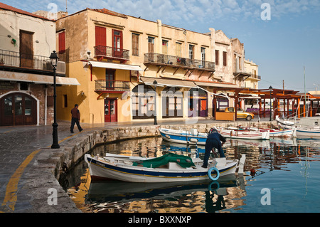 Tôt le matin dans le vieux port à Rethymnon sur l'île de Crète avec ses bâtiments colorés et Ottoman Vénitien. Banque D'Images