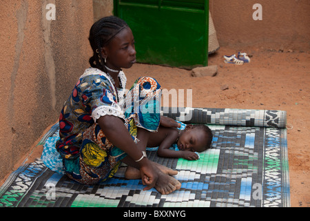 Dans la ville de Djibo, au nord du Burkina Faso, un enfant Peul est malade avec le paludisme. Banque D'Images