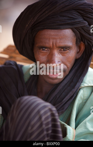 À Djibo dans le nord du Burkina Faso, un homme porte un turban dans la mode traditionnelle fulani. Banque D'Images