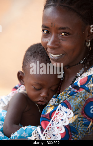 Femme et enfant peul à Djibo dans le nord du Burkina Faso. La femme le sport du visage traditionnel de cicatrices, qui sont considérés comme des b Banque D'Images