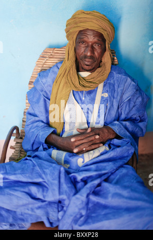 En Afrique de l'Ouest, un griot dans le nord du Burkina Faso, récite l'histoire des familles par le biais de la poésie, de la chanson et de la musique. Banque D'Images