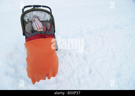 Enfant bébé fille en buggy - poussette - l'hiver à l'extérieur Banque D'Images