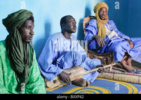 Dans le nord du Burkina Faso, un groupe de griots appel sur une famille peul de réciter l'histoire des familles par le biais de la poésie, de la chanson et de la musique. Banque D'Images