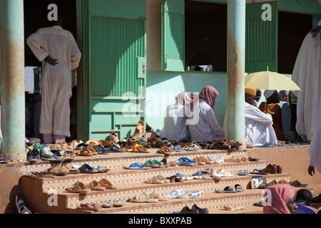 Le matin de la Tabaski, hommes, femmes, et enfants convergent vers la grande mosquée de Djibo dans le nord du Burkina Faso. Banque D'Images