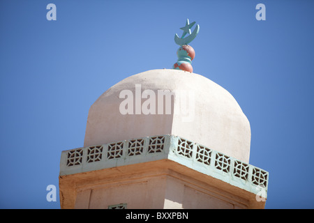 Le matin de la Tabaski, hommes, femmes, et enfants convergent vers la grande mosquée de Djibo dans le nord du Burkina Faso. Banque D'Images