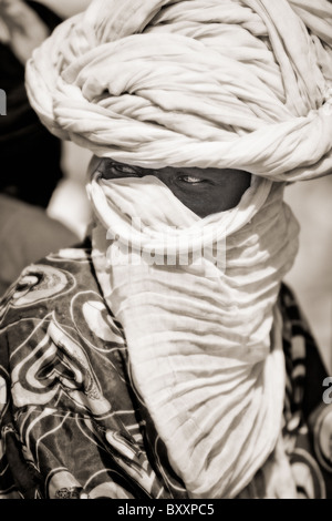 Le matin de la Tabaski, un Touareg homme têtes à la grande mosquée de Djibo au Burkina Faso pour une prière de l'Eid. Banque D'Images