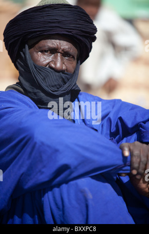 Le matin de la Tabaski, un Touareg homme têtes à la grande mosquée de Djibo au Burkina Faso pour une prière de l'Eid. Banque D'Images