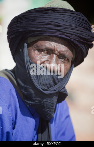 Le matin de la Tabaski, un Touareg homme têtes à la grande mosquée de Djibo au Burkina Faso pour une prière de l'Eid. Banque D'Images