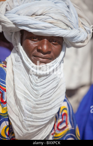 Le matin de la Tabaski, un Touareg homme têtes à la grande mosquée de Djibo au Burkina Faso pour une prière de l'Eid. Banque D'Images