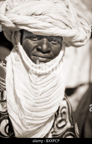 Le matin de la Tabaski, un Touareg homme têtes à la grande mosquée de Djibo au Burkina Faso pour une prière de l'Eid. Banque D'Images