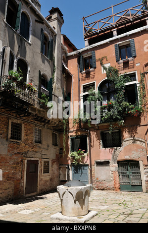 Venise. L'Italie. Corte Botera, une cour vénitienne typique avec une tête de puits central. Banque D'Images