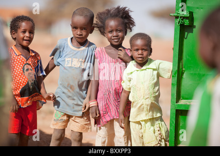 Enfants Peuls dans la région de la ville de Djibo dans le nord du Burkina Faso. Une fille un sport t-shirt Barack Obama. Banque D'Images