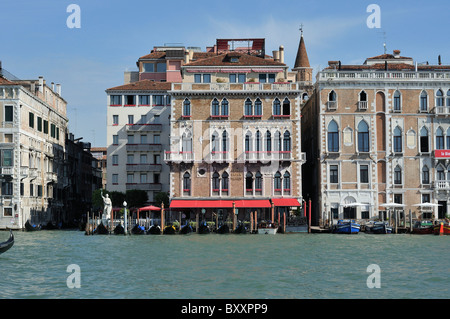 Venise. L'Italie. Hôtel Bauer Palazzo Grunwald vue depuis le Grand Canal. Banque D'Images