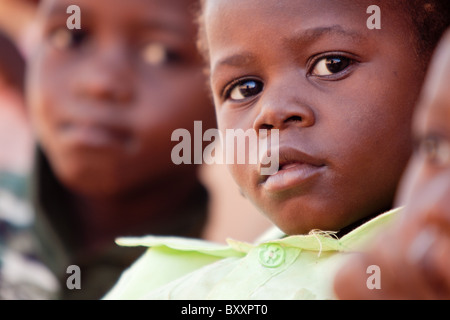 Fille peul dans la région de la ville de Djibo dans le nord du Burkina Faso. Banque D'Images