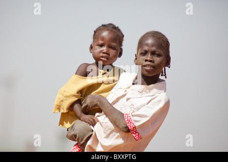 Les enfants de la ville de Djibo dans le nord du Burkina Faso. Banque D'Images
