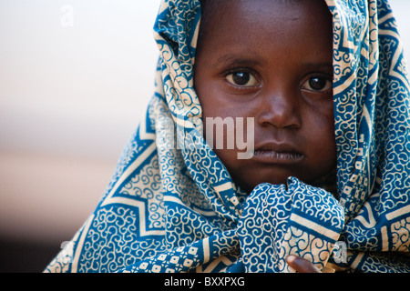 Fille peul dans la région de la ville de Djibo dans le nord du Burkina Faso. Banque D'Images