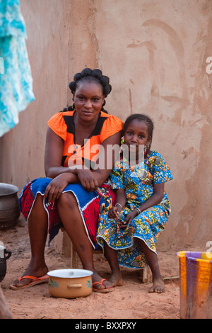 Fulani femme et enfant de la ville de Djibo dans le nord du Burkina Faso. Banque D'Images