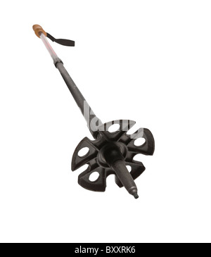 Vieux, usé et bâton de ski de randonnée avec une grande tasse de neige. Banque D'Images