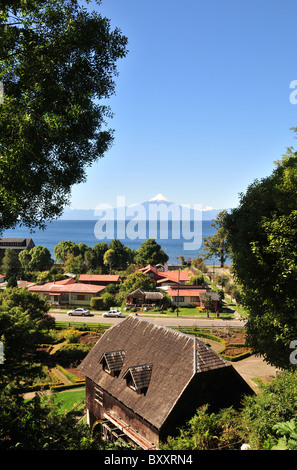 Ciel bleu portrait du lac Llanquihue et volcan Osorno à partir d'une pente au-dessus du Musée Allemand, moulin à eau, le Chili Frutillar Banque D'Images