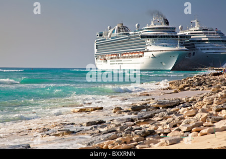 Les navires de croisière dans le port de Grand Turk Banque D'Images