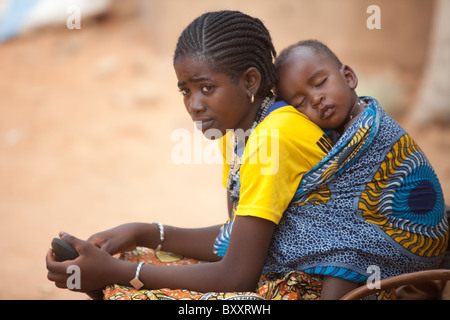 La fille et l'enfant peul à Djibo dans le nord du Burkina Faso. Banque D'Images