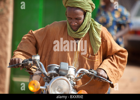 L'homme Peul sur une moto à Djibo, le nord du Burkina Faso Banque D'Images