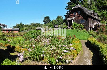 Ciel bleu sur le jardin du moulin à eau dans le parc du musée colonial allemand, Frutillar, Sud du Chili Banque D'Images