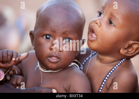 Deux bébés filles peules s'asseoir à côté de l'autre à Djibo, le nord du Burkina Faso. Banque D'Images