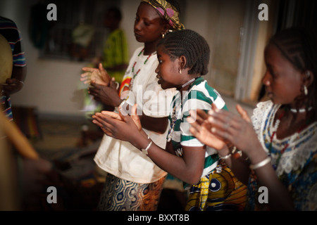 Dans la ville de Djibo, au nord du Burkina Faso, un groupe de jeunes femmes dansent en mode traditionnel. Banque D'Images