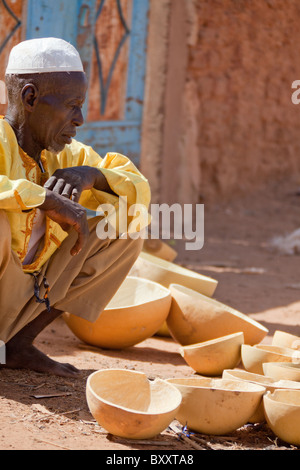 Un homme vend les calebasses dans le marché hebdomadaire de Djibo, le nord du Burkina Faso. Banque D'Images